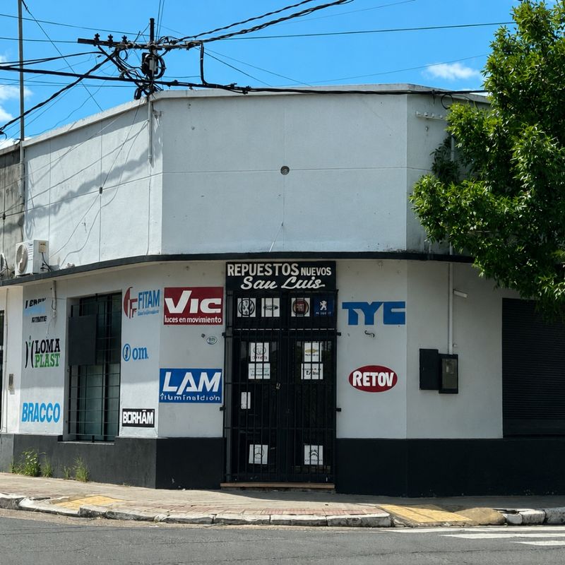 Trabajo de albañil y estado original de fachada comercial en Concordia Entre Ríos